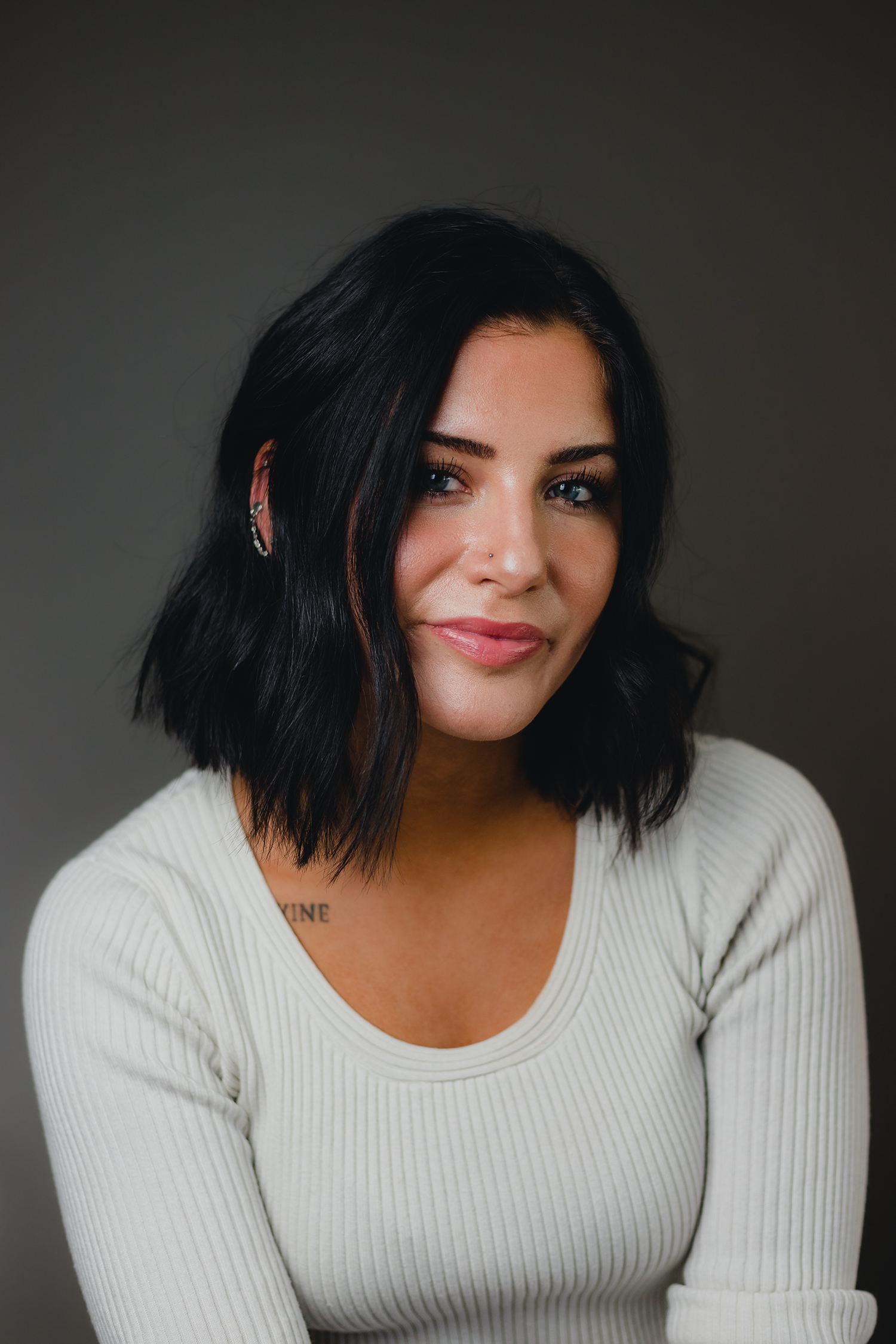 Lauren%20Roberts%20COLOUR%20author%20headshot%20%28c%29%20Zachary%20J.%20Goldsmith